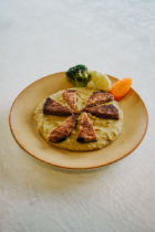 HUMUS YATAĞINDA VEGAN KÖFTE 