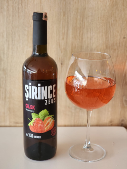 ŞİRİNCE ÇİLEK AROMALI MEYVE ŞARABI 75 CL